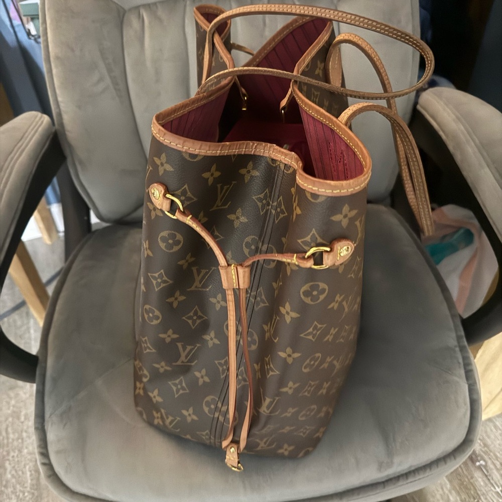 Louis Vuitton Classic Monogram Tote - Picture 4 of 11